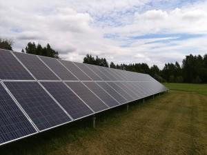 Viron ensimmäinen aurinkosähkön yhteisöenergiaprojekti seisoo värskalaisella pellolla ja tuottaa sähköä viereiseen kouluun